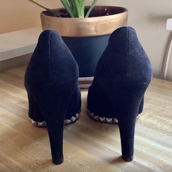 Rare Stuart Weitzman Black Suede Studded Platform Pumps Size 7 - Picture 5 of 8